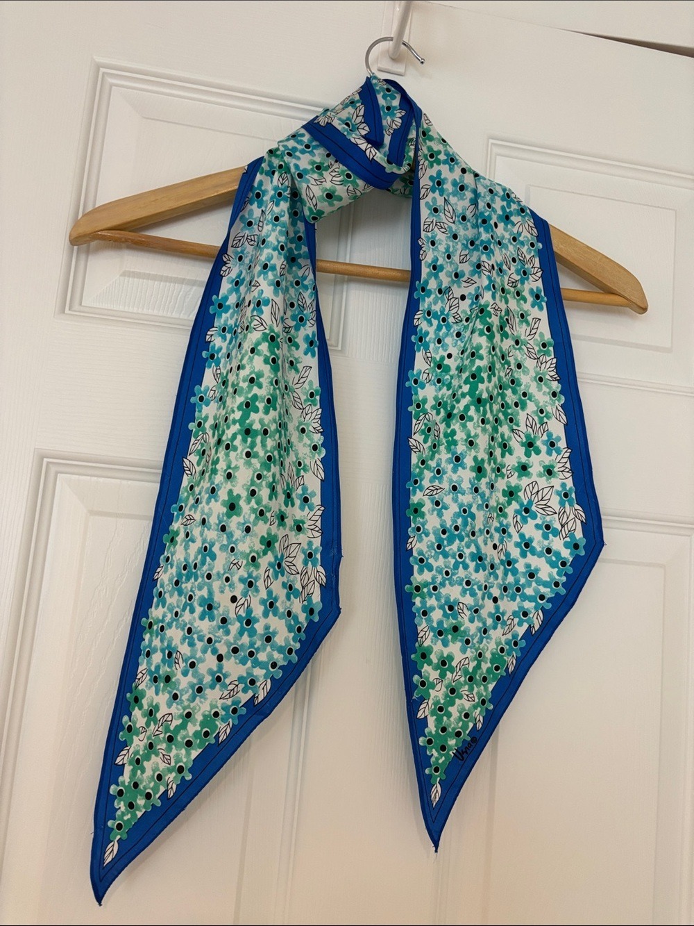Vintage VERA NEUMANN silk scarf pointed ends blue green white floral 6.5” x 65” - Picture 3 of 8